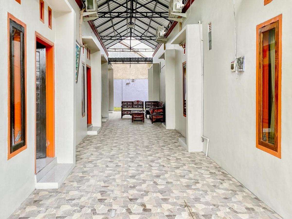 Griya Asri Syariah Mitra Reddoorz Hotel Rogojampi Ngoại thất bức ảnh